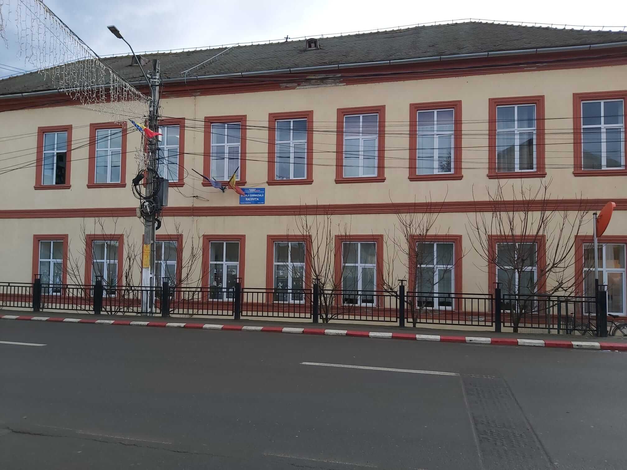Curtea școlii din Racovița